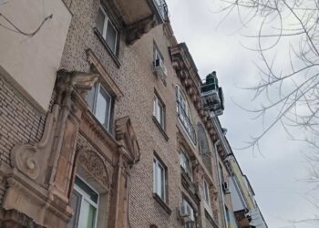 Небезпечний метал з даху в Запоріжжі прибрали комунальники – конструкція могла впасти будь-якої миті | Новости Запорожья