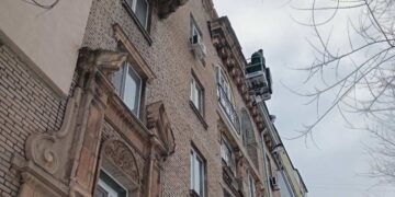 Небезпечний метал з даху в Запоріжжі прибрали комунальники – конструкція могла впасти будь-якої миті | Новости Запорожья