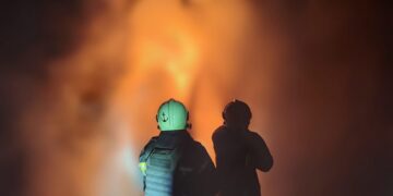 Після нічного обстрілу на Житомирщині рятувальники оперативно загасили пожежу | Журнал Житомира