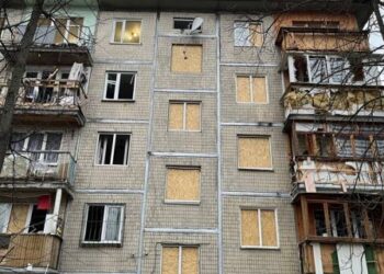 Після обстрілу в одному з районів Києва відновлюють будинки та допомагають постраждалим