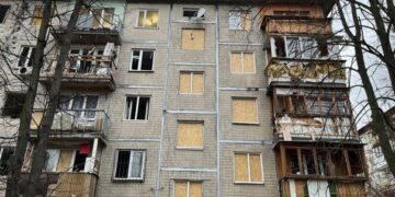 Після обстрілу в одному з районів Києва відновлюють будинки та допомагають постраждалим