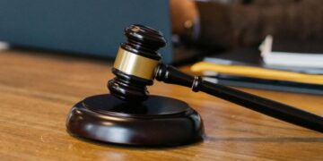 Попросив “відсипати”: у Львові митник допомагав перевезти контрабанду злитками золота – яке покарання для нього обрав суд