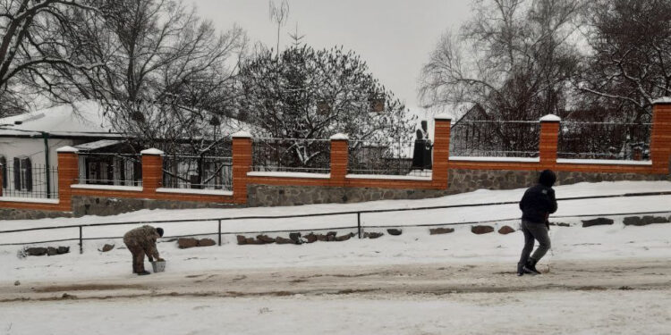 Посипання вулиць почали комунальники у Полтаві – ПОЛТАВА СЬОГОДНІ