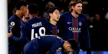 «ПСЖ» выиграл у аутсайдера и вернулся в лидеры французской Лиги 1