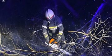 Рятувальники Житомирщини ліквідовують наслідки негоди та допомагають водіям на дорогах | Журнал Житомира