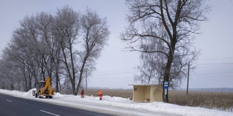 Роторний снігометник і ще 22 машини працюють на складних ділянках міжнародних доріг на Житомирщині | Журнал Житомира