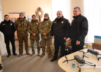 Спільна підтримка захисників – у Миколаєві поліцейські разом із ліцеїстами та волонтерами передали техніку, маскувальні сітки та ліки бійцям стрілецького батальйону поліції » Миколаївський Оглядач
