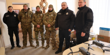 Спільна підтримка захисників – у Миколаєві поліцейські разом із ліцеїстами та волонтерами передали техніку, маскувальні сітки та ліки бійцям стрілецького батальйону поліції » Миколаївський Оглядач