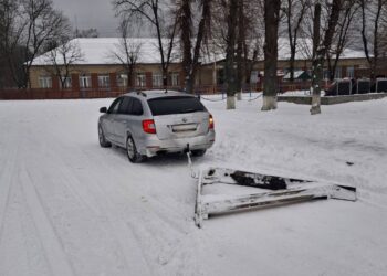 Староста громади на Житомирщині розчищає сільські дороги від снігу саморобним пристосуванням | Журнал Житомира