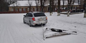 Староста громади на Житомирщині розчищає сільські дороги від снігу саморобним пристосуванням | Журнал Житомира