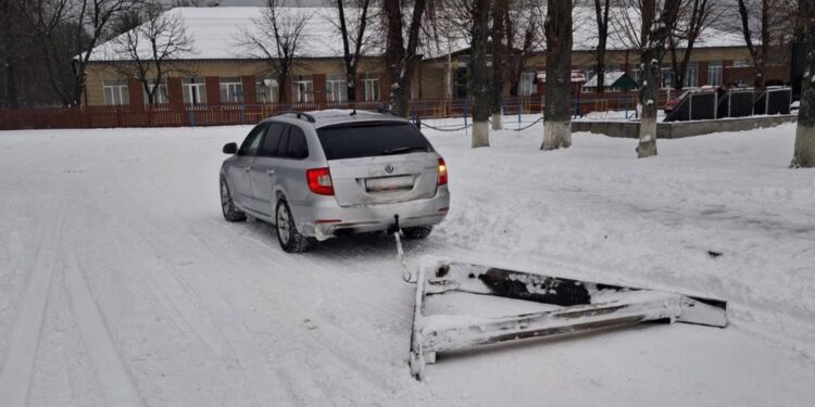Староста громади на Житомирщині розчищає сільські дороги від снігу саморобним пристосуванням | Журнал Житомира