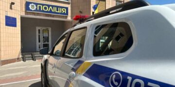 У Києві чоловіки змусили таксиста возити їх безкоштовно, пригрозивши пістолетом – правоохоронці затримали зловмисників, що їм тепер загрожує