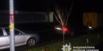 У Києві водій таксі зламав щелепу пасажирці, бо її знудило в авто