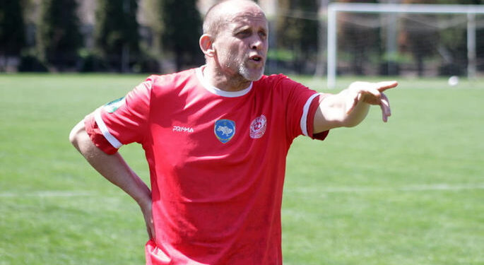 У клубі Другої ліги залишилося тільки троє основних гравців. Також грає 60-річний президент