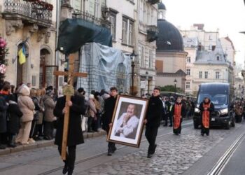 У Львові сотні людей заспівали “Яворину” під час прощання зі Степаном Гігою