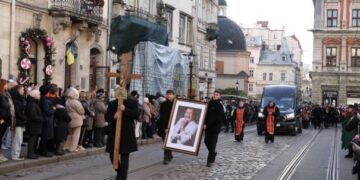 У Львові сотні людей заспівали “Яворину” під час прощання зі Степаном Гігою
