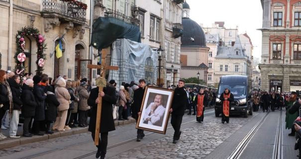 У Львові сотні людей заспівали “Яворину” під час прощання зі Степаном Гігою