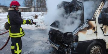 У Полонному рятувальники ліквідували пожежу автомобіля (відео) —Хмельнитчина