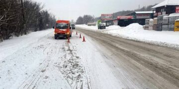 У Шепетівці водій буса збив літню велосипедистку: її госпіталізували —Хмельнитчина