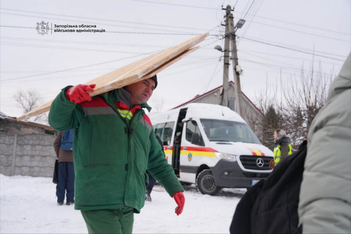 Величезні вирви та уламки довкола: в Запоріжжі екологи зафіксували наслідки удару керованими авіабомбами (фото)
