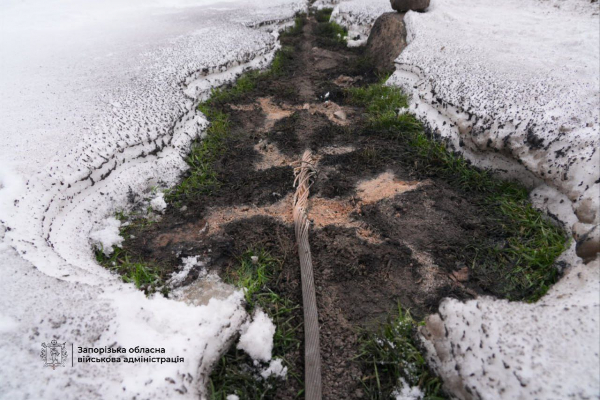 Величезні вирви та уламки довкола: в Запоріжжі екологи зафіксували наслідки удару керованими авіабомбами (фото)