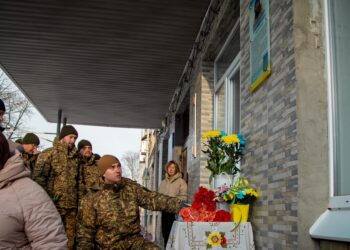 У Запоріжжі на фасаді ліцею відкрили меморіальну дошку на честь випускника — полеглого воїна 23-ї бригади Хортиця НГУ | Новости Запорожья