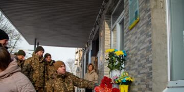 У Запоріжжі на фасаді ліцею відкрили меморіальну дошку на честь випускника — полеглого воїна 23-ї бригади Хортиця НГУ | Новости Запорожья