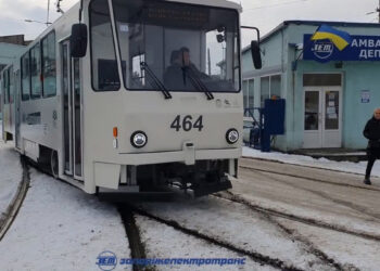 У Запоріжжі трамвай після капремонту вийшов на лінію – вагон отримав USB-розетки, LED-освітлення | Новости Запорожья