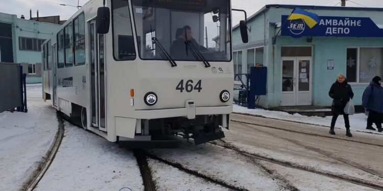 У Запоріжжі трамвай після капремонту вийшов на лінію – вагон отримав USB-розетки, LED-освітлення | Новости Запорожья