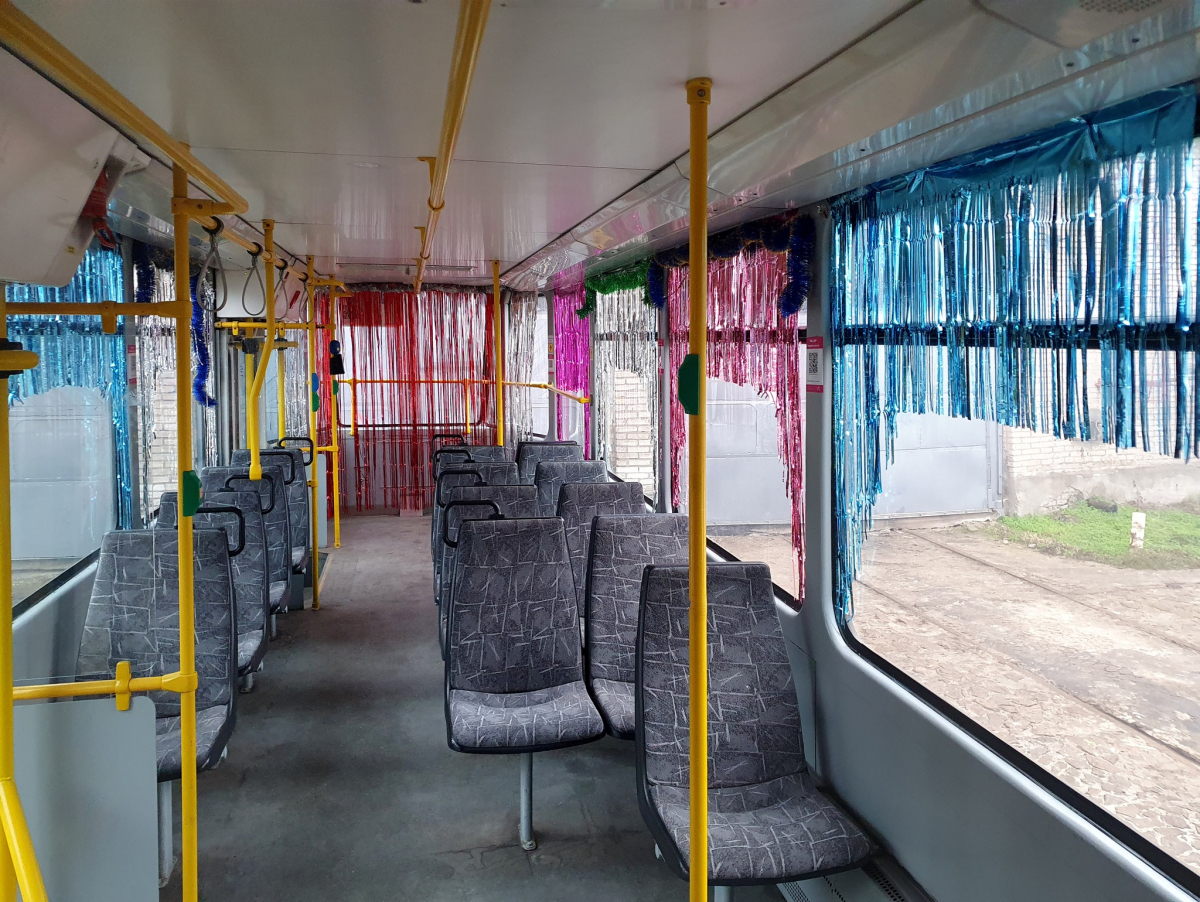 Оновлений та відремонтований: у Запоріжжі трамвай після капремонту виходить у лінію (відео)