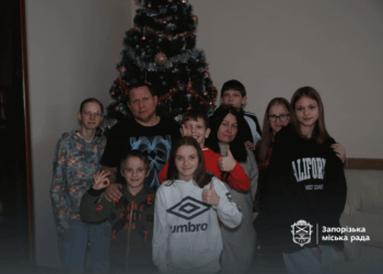 У Запоріжжі велика прийомна родина оселилася у триповерховому будинку – як живуть діти в новій домівці | Новости Запорожья