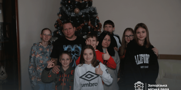 У Запоріжжі велика прийомна родина оселилася у триповерховому будинку – як живуть діти в новій домівці | Новости Запорожья