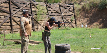 У Запоріжжі ветеран з інвалідністю Ярослав Лук’яненков став інструктором і навчає цивільних основам військової підготовки | Новости Запорожья