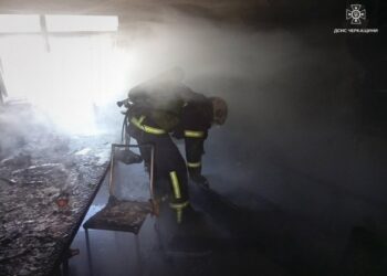 В Умані з палаючої квартири врятували шістьох людей, серед них п’ятеро дітей