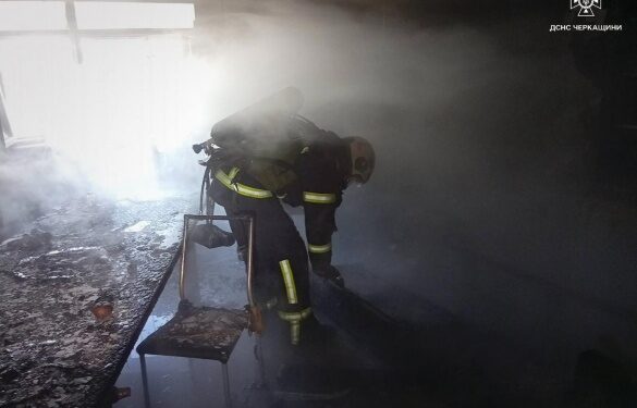 В Умані з палаючої квартири врятували шістьох людей, серед них п’ятеро дітей