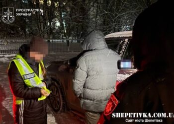 Викрили лікаря та його спільницю, які за гроші сприяли ухиленню від мобілізації —Хмельнитчина