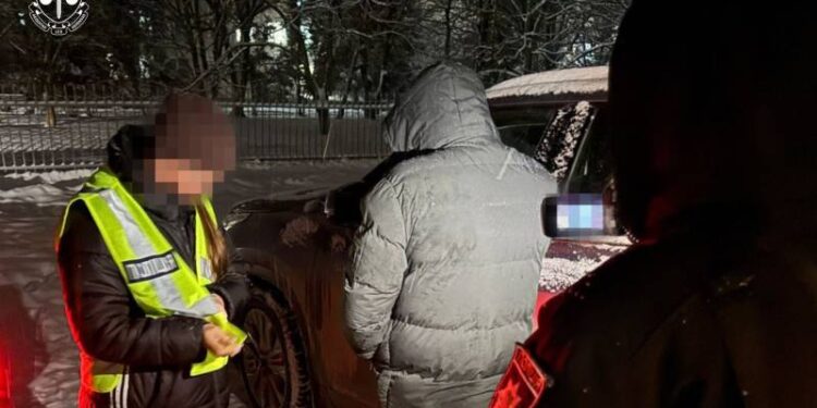 Викрили лікаря та його спільницю, які за гроші сприяли ухиленню від мобілізації —Хмельнитчина