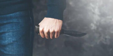 Возив ніж у багажнику авто: у Коломиї чоловіка оштрафували за носіння холодної зброї