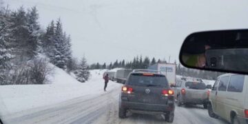 Затор на засніженій дорозі: що робити водію – Дніпро оперативний
