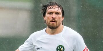 Александр Усик вышел на футбольное поле и помог выиграть «Полесью» в спарринге