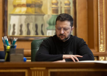 Близько 61% українців продовжують довіряти Володимиру Зеленському, — опитування