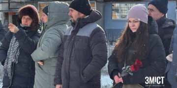 День пам’яті біля будинку, пошкодженого ракетою (ФОТО)