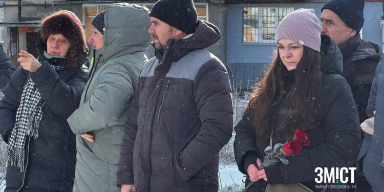 День пам’яті біля будинку, пошкодженого ракетою (ФОТО)