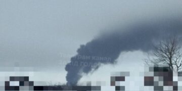 Дим і неприємний запах у Бродах на Львівщині після атаки: школи не працюють