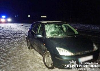 ДТП у Славуті: 22-річного юнака госпіталізували після наїзду автівки —Хмельнитчина