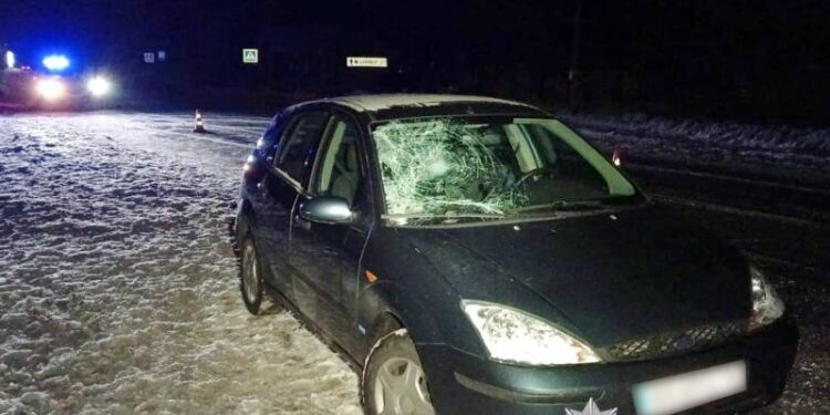 ДТП у Славуті: 22-річного юнака госпіталізували після наїзду автівки —Хмельнитчина