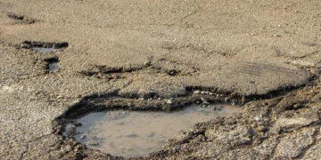 «Як дозволить погода — одразу почнемо»: в Івано-Франківську готуються до ремонту доріг гарячим асфальтом