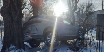 Керманич BYD Song Plus EV в’їхав у паркан та дерево  — Новини Черкащіни