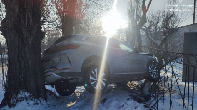 Керманич BYD Song Plus EV в’їхав у паркан та дерево  — Новини Черкащіни