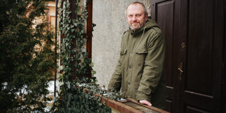 «Література — це психотерапія навиворіт»: Тарас Прохасько про нову книгу, сучасне мистецтво та мрію жити у лісі